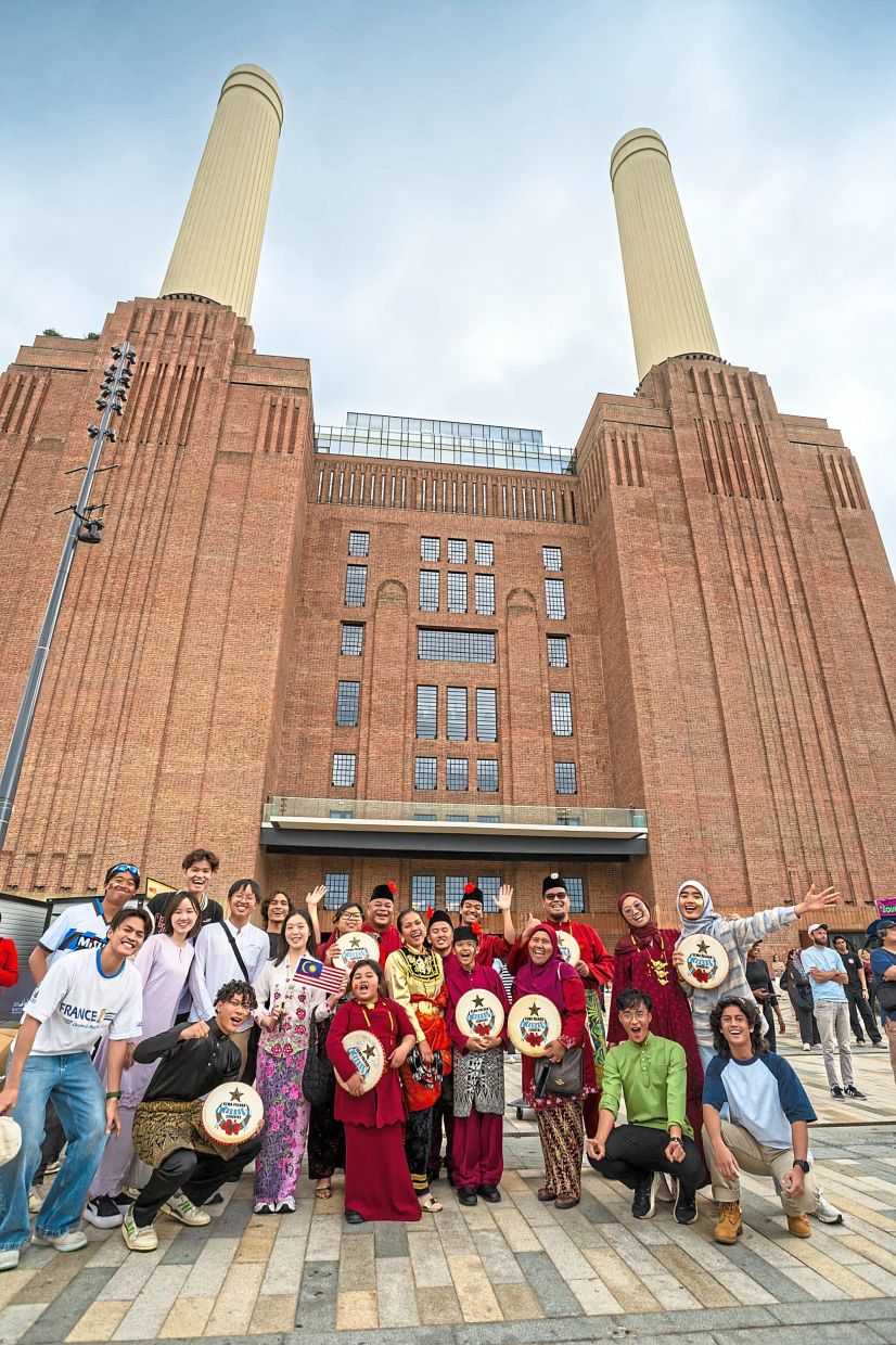 Gema Paluan, a Malaysian traditional kompang percussion group based in Coventry, England, mingles with fans and festivalgoers. Photo: Charlie Round Turner
