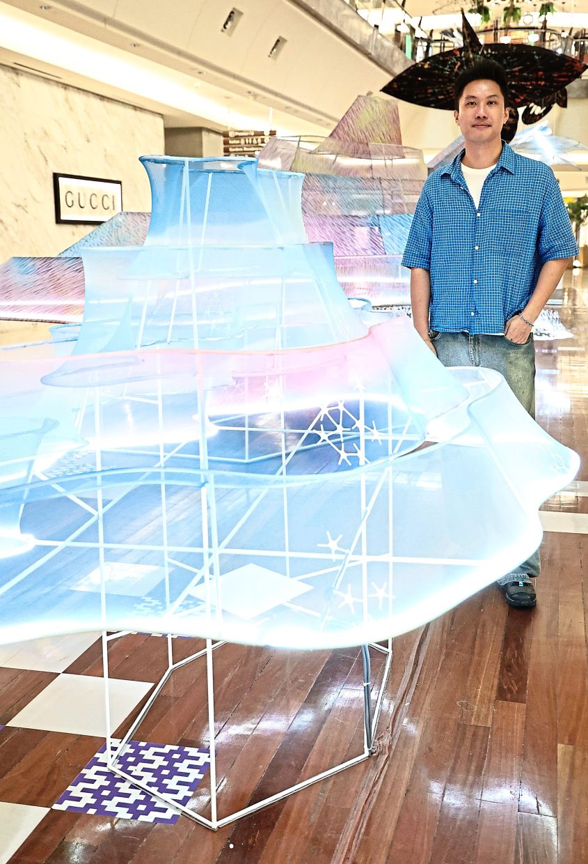 Ong with his ‘wau’-inspired sculpture.