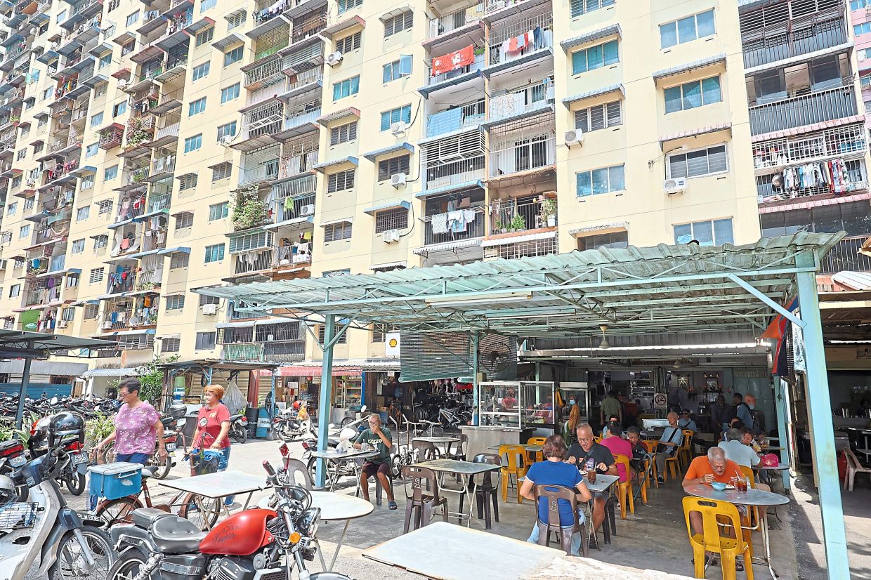 There are numerous food stalls along the road at Rifle Range Flats, which serve the close-knit community.