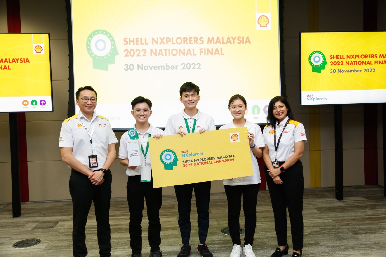 Yiek (second from left) and his teammates pictured with Shell Malaysia former chairman and senior vice president Ivan Tan (far left) and corporate relations general manager Cindy Lopez (far right) at the Shell NXplorers Malaysia 2022 National Final, where Yiek’s team was crowned champion.