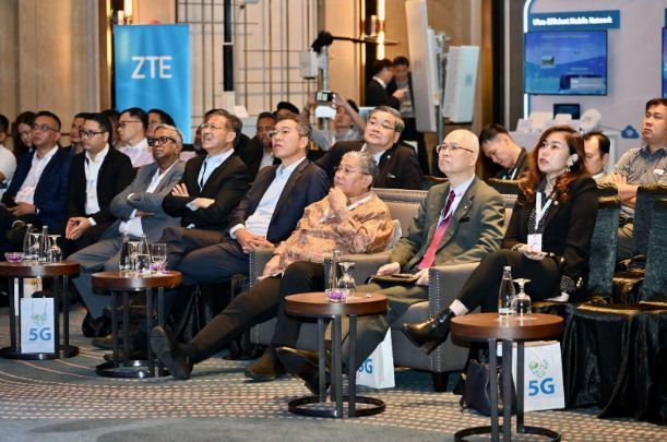 Sarawak Digital Economy Corporation (SDEC) chairman Tan Sri Datuk Amar Mohamad Morshidi (Third right) and Sarawak Multimedia Authority (SMA) general manager Datuk Dr Anderson Tiong Ing Heng (Second right) were the guests of honours of ZTE’s Catalysing Intelligent Innovation showcase.