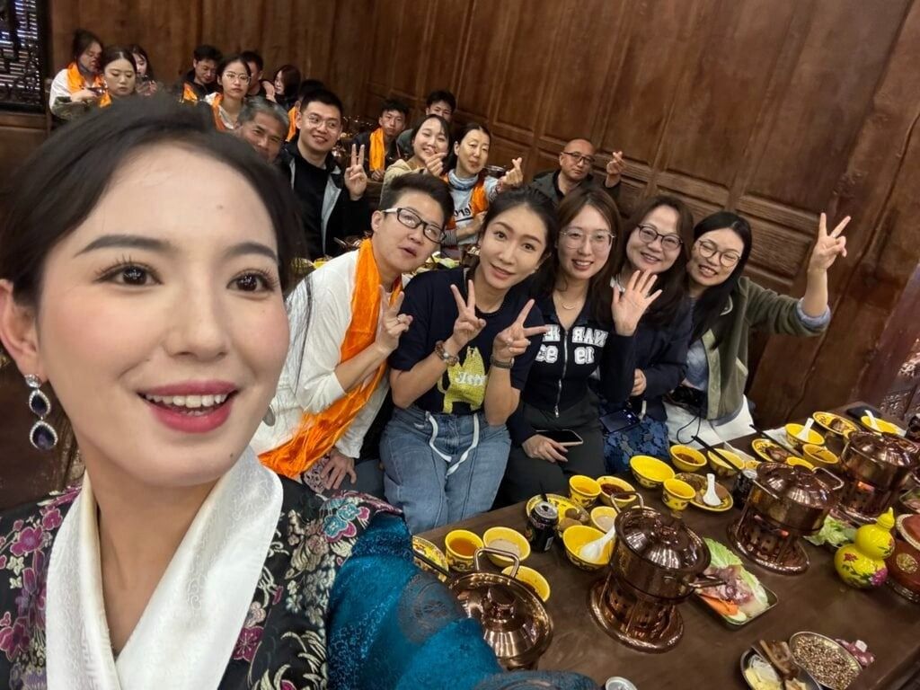 Yongzong, who tries to meet every request for photographs, poses with some happy fans. -- Photo: Handout