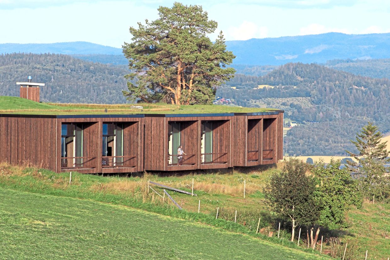 The Oyna Kulturlandskaps-hotel that seems to peek out of the hillside was built by a couple in 2020.