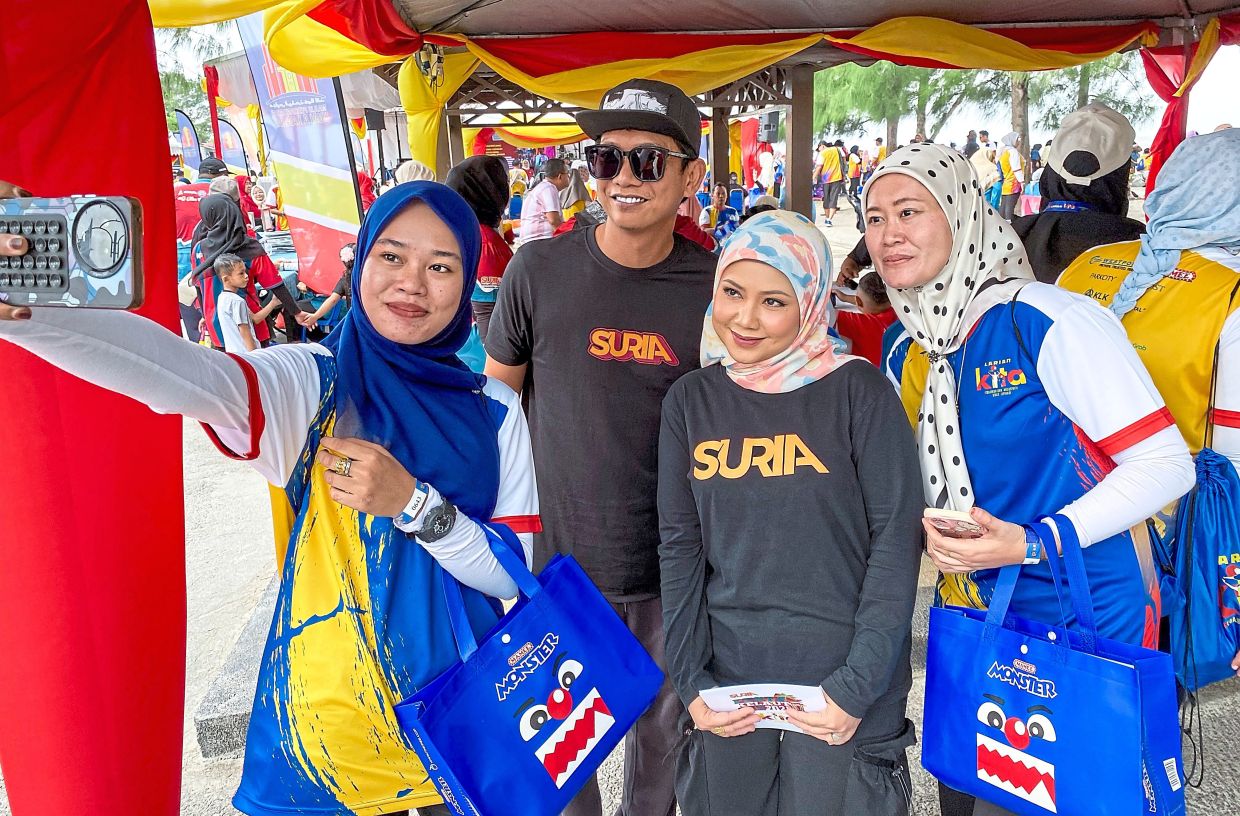 Visitors taking a wefie with (from second left) Suria FM DJs Mohd Hanaffi Razak aka Ajak and Nor Shafiza Iskandar Azizan aka Cik Piah.
