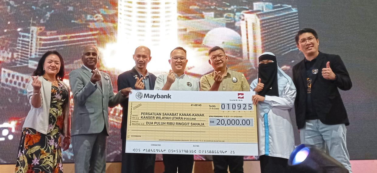(From left) Sanmina-SCI senior HR director May Luwe and vice president S. Rajendran handing over their donation of RM20,000 for Foccan to Maznah (second right) and advisor Benjamin Tiang (right). With them are Gooi (middle) flanked by Teh on his left and The Top Penang assistant general manager Zaidinar Mohamed.