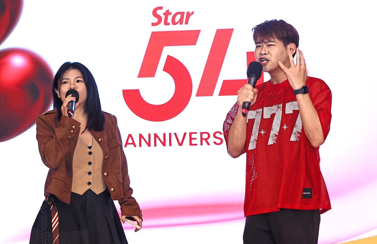 988 FM’s DJ Chloe and DJ Jaydern keeping audience entertained.