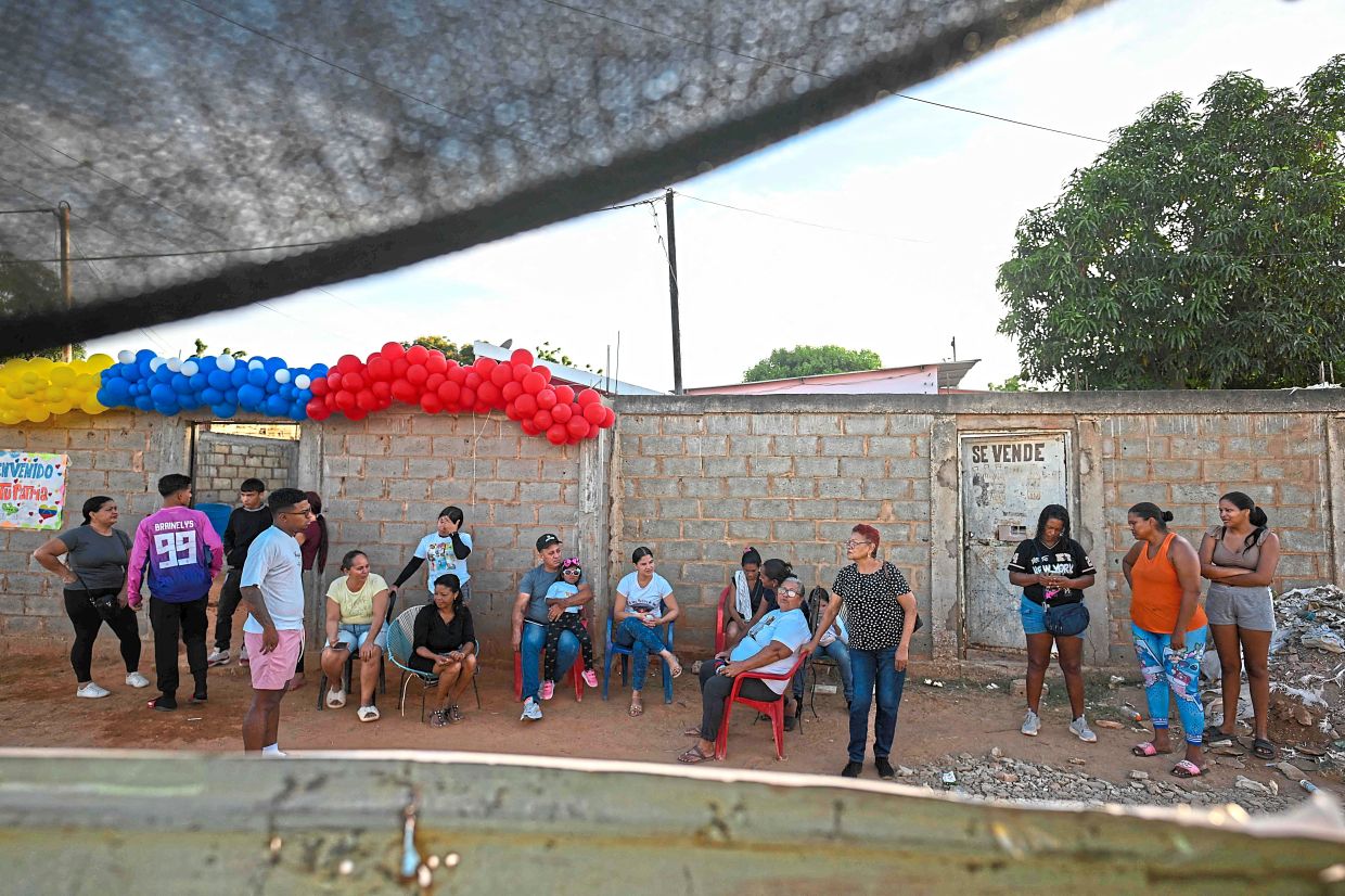 Relatives and friends waiting for the arrival of Yamarte at their home in Maracaibo. — AFP