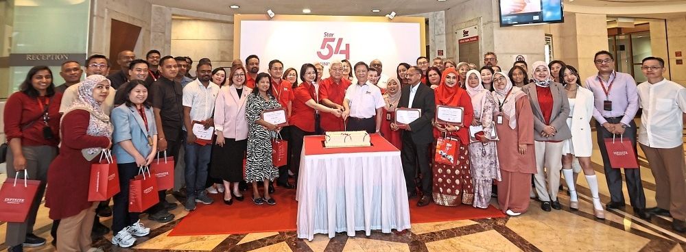 Cutting the 54th anniversary cake are (from left) Wang, Wong and Chan flanked by SMG’s long-service award recipients at the lobby of Menara Star in Petaling Jaya. — Photos: FAIHAN GHANI, AZHAR MAHFOF and AZMAN GHANI/The Star