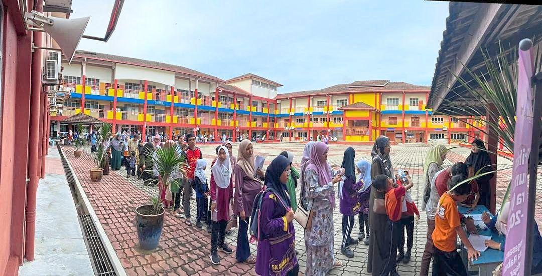 Over 1,000 students at SK Ismail Petra 2, Kota Bahru, had their eyes checked as part of the programme.