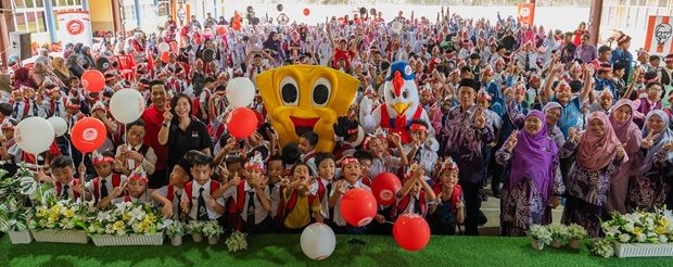 QSR Brands celebrates Merdeka with students, teachers, and parents of Sekolah Kebangsaan Seberang Takir, Terengganu, a beneficiary of its ‘Sehati Feed to Educate’ programme.