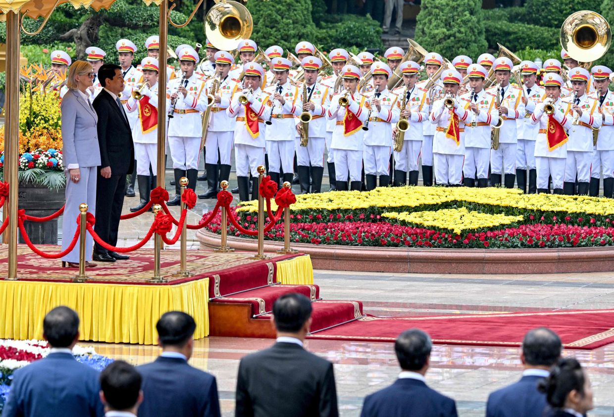 Vietnam's President Luong Cuong (2nd L) and Australian Governor-General Sam Mostyn (left) attend a welcome ceremony at the Presidential Palace in Hanoi.-- Photo by Nhac NGUYEN / AFP