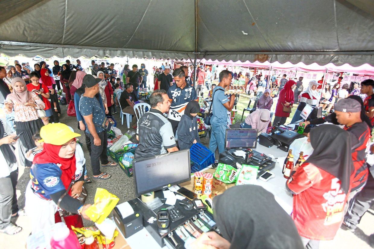 Participants checking out the Rahmah Madani Sales.