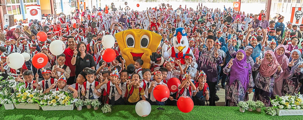 QSR Brands celebrates Merdeka with students, teachers, and parents of Sekolah Kebangsaan Seberang Takir, Terengganu, a beneficiary of its ‘Sehati Feed to Educate’ programme.