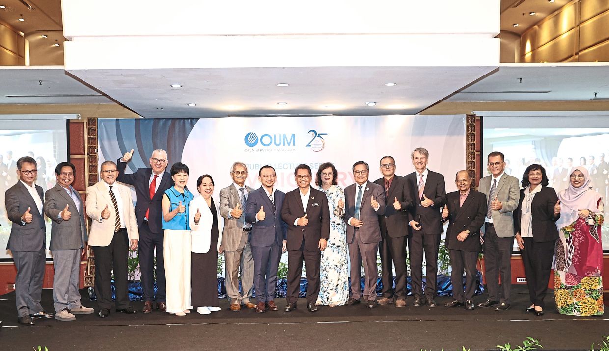 Thumbs up: Mustapha (ninth from left) with Prof Ahmad Izanee (seventh from right) with the speakers and guests at the public lectures series. - AZMAN GHANI/The Star