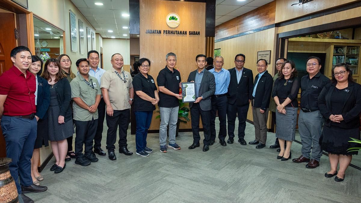 (centre left) Yee representing WWF-Malaysia presenting Certificate of Appreciation to the Sabah Forestry Department.