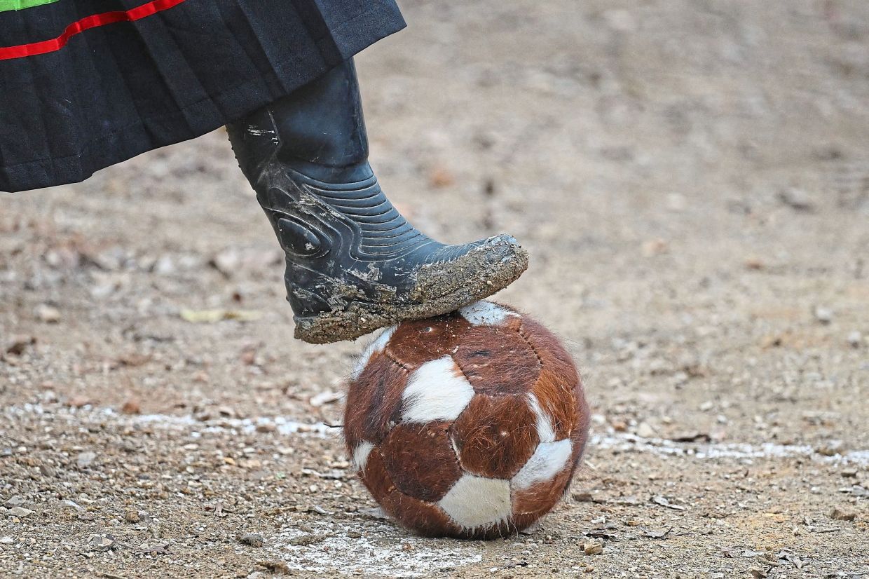 A player of Las Enjalmas controls the ball in the tournament. Photo: LUIS ACOSTA/AFP