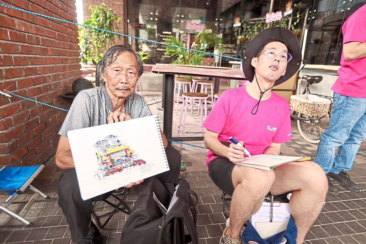 Artists taking part in the live sketchcrawl along Jalan Petaling and surrounding areas.