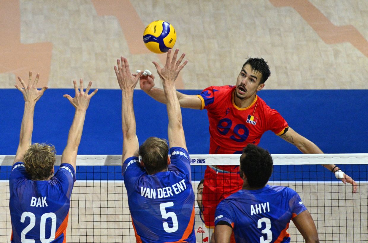 Volleyball - Men's World Championships - Preliminary Round - Group B - Netherlands v Romania - Smart Araneta Coliseum, Quezon City, Philippines - Friday, September 15, 2025Romania's Cristian-Daniel Chitigoi in action with Netherlands' Cornelis Luuc van der Ent. -- Photo: REUTERS/Noel Celis