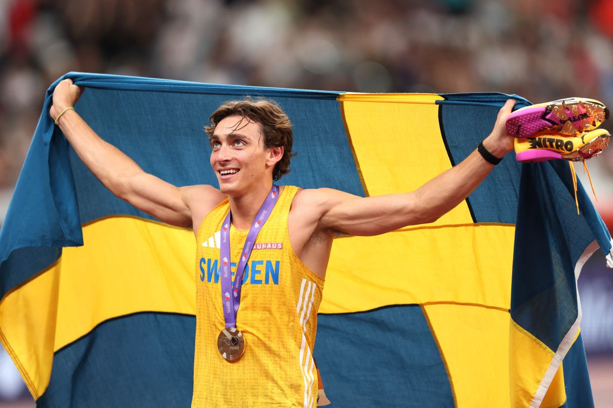 World Athletics Championships Tokyo 2025 - Men's Pole Vault Final - Japan National Stadium, Tokyo, Japan - Monday, September 15, 2025Sweden's Armand Duplantis celebrates after winning gold and breaking the world record during the final. - Photo: REUTERS/Issei Kato