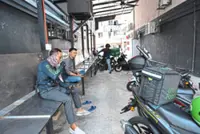 Pit stop for tired riders
