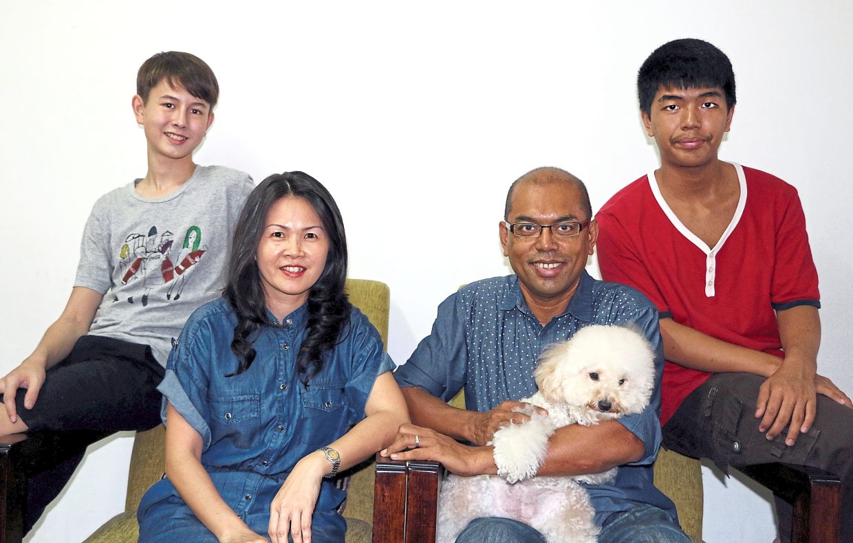 Pillai and Su with their sons Samuel (left) and Teivin (right).