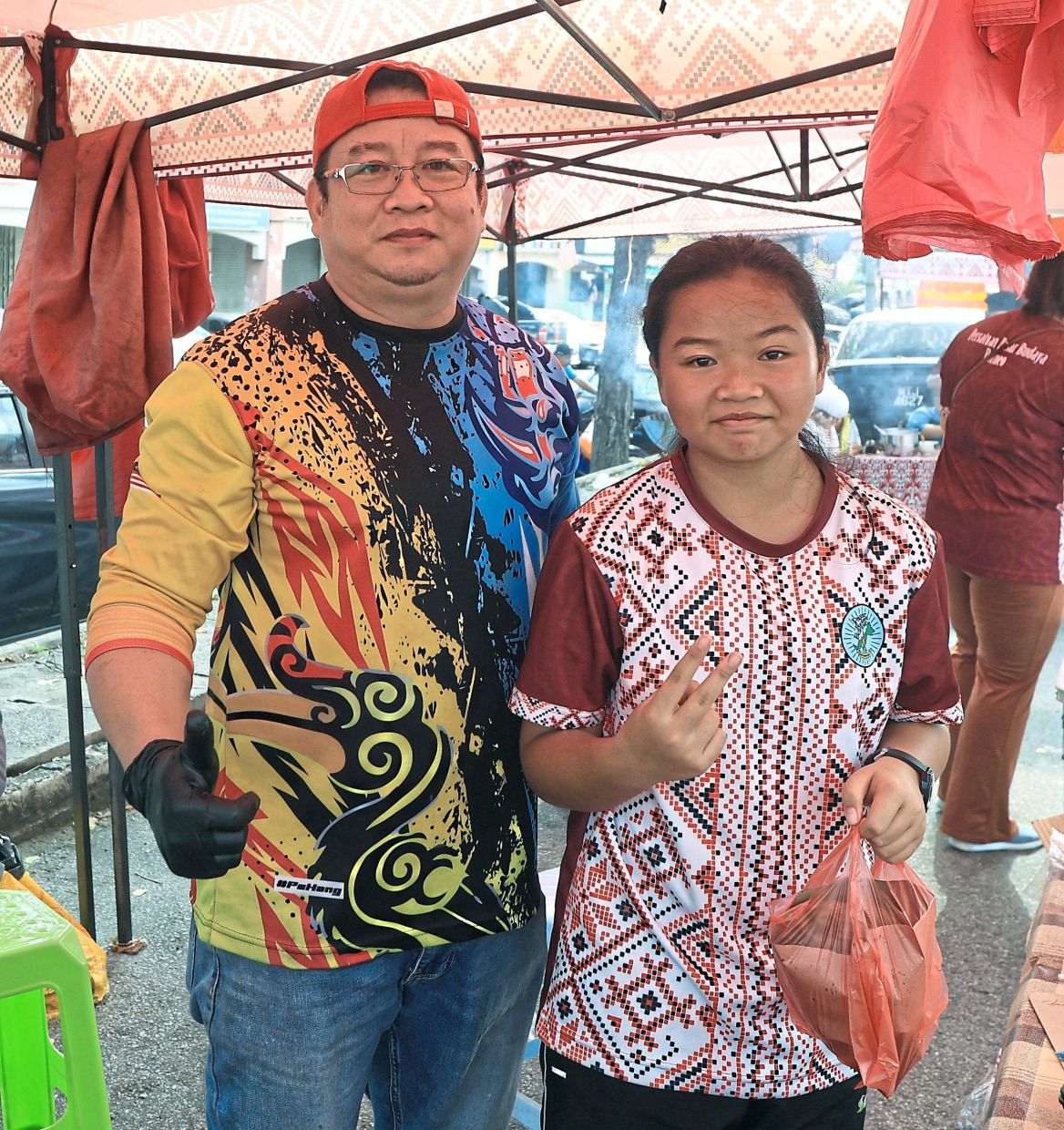 Wess with his daughter at their stall that sells ‘penyaram’, laksa and fried noodles.