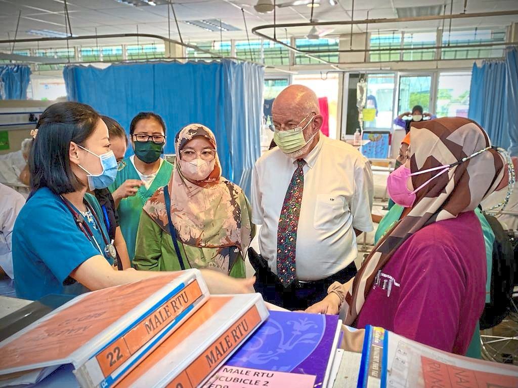 Dr Choo (left) and her team doing clinical rounds and case discussions at SGH, with American consultant palliative care physician and ASCO volunteer Dr Frank Ferris (second from right).