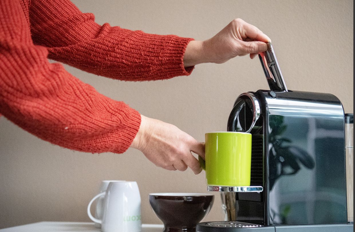 If you love coffee, consider not only taste but also energy consumption when choosing a coffee machine. An automatic switch-off function and the right brewing temperature can save energy and improve the taste. — Photo: Bernd Diekjobst/dpa-tmn