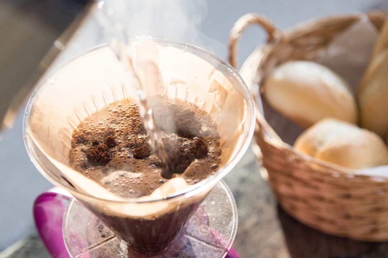 Drink filter coffee as soon as the water has passed through the filter, otherwise bitter substances develop. — Photo: Christin Klose/dpa-tmn