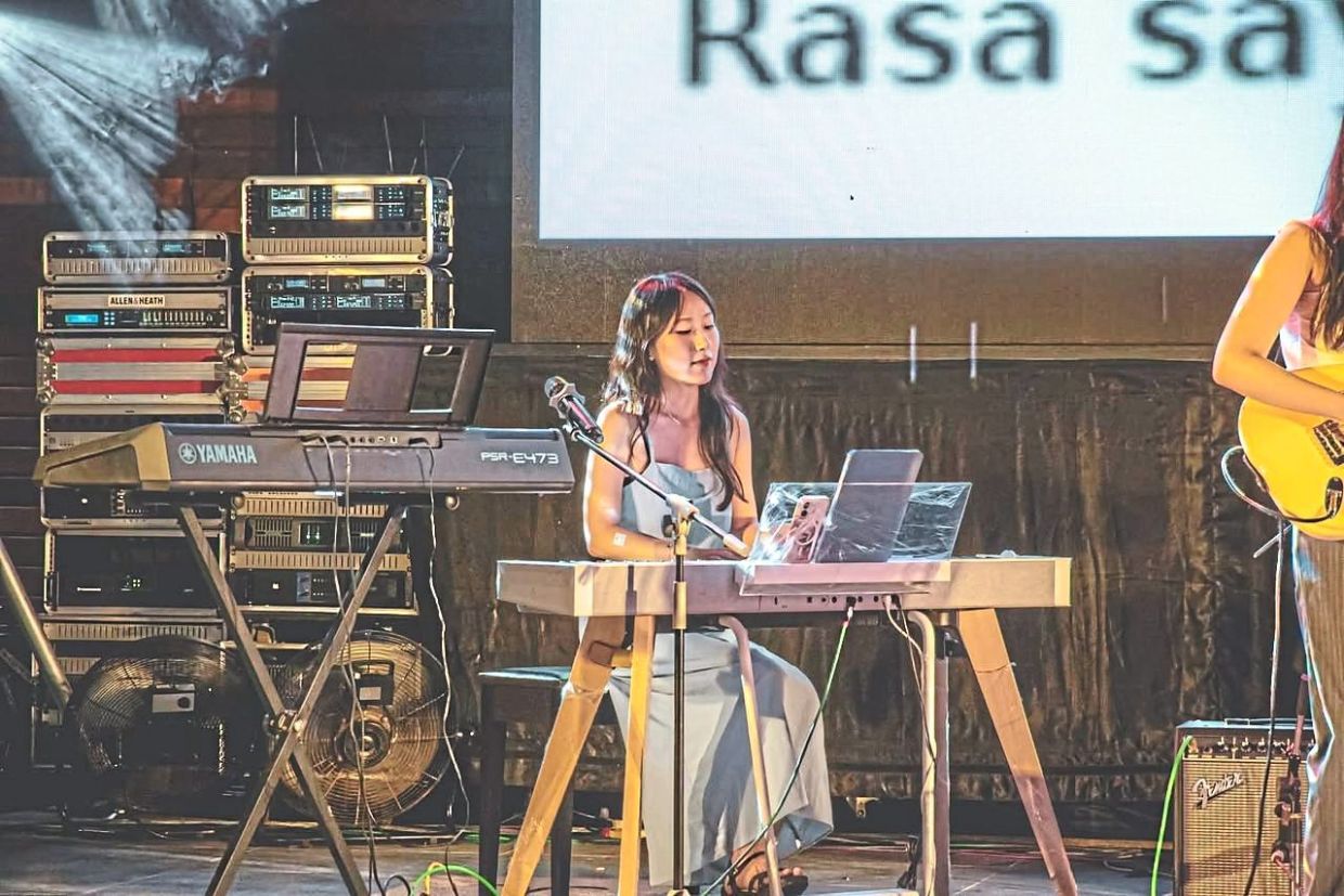 A keyboardist mesmerising festival-goers with her soulful playing.