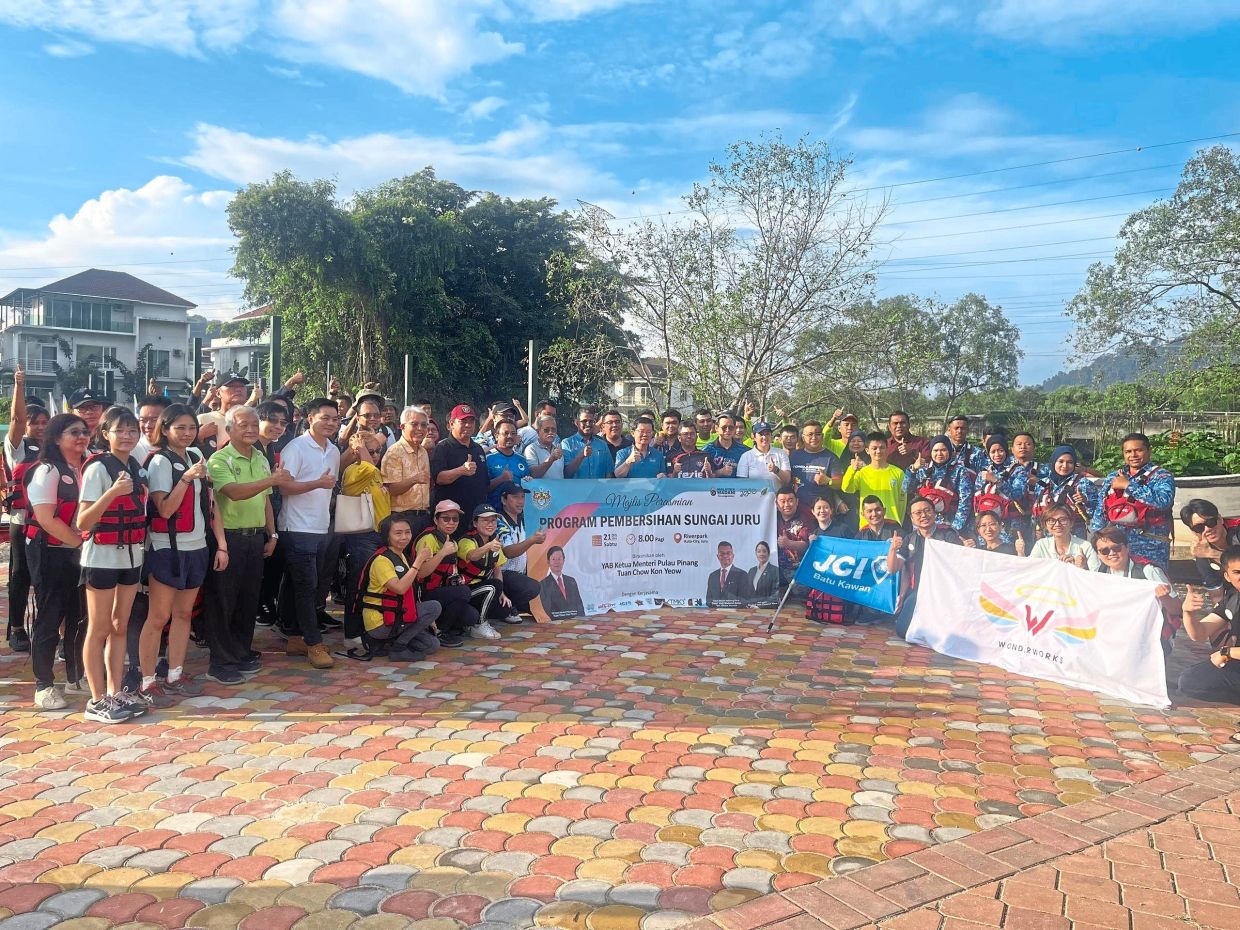 A group of volunteers from NGOs, private companies and DID during a cleanup of Sungai Juru. — Photos: ZHAFARAN NASIB/The Star