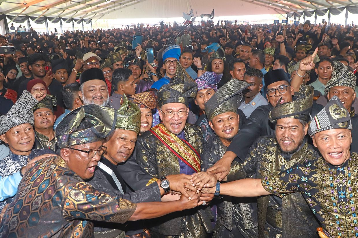 All for one and one for all: Anwar (centre) at the Pendekar Madani event at the Politeknik Seberang Perai campus in Penang. — LIM BENG TATT/The Star