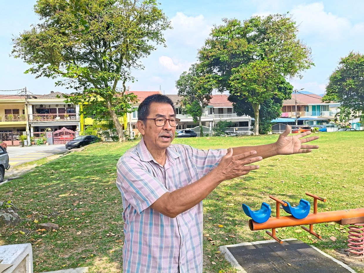 Yee calls on Air Selangor to replace pipes at all houses in the neighbourhood.