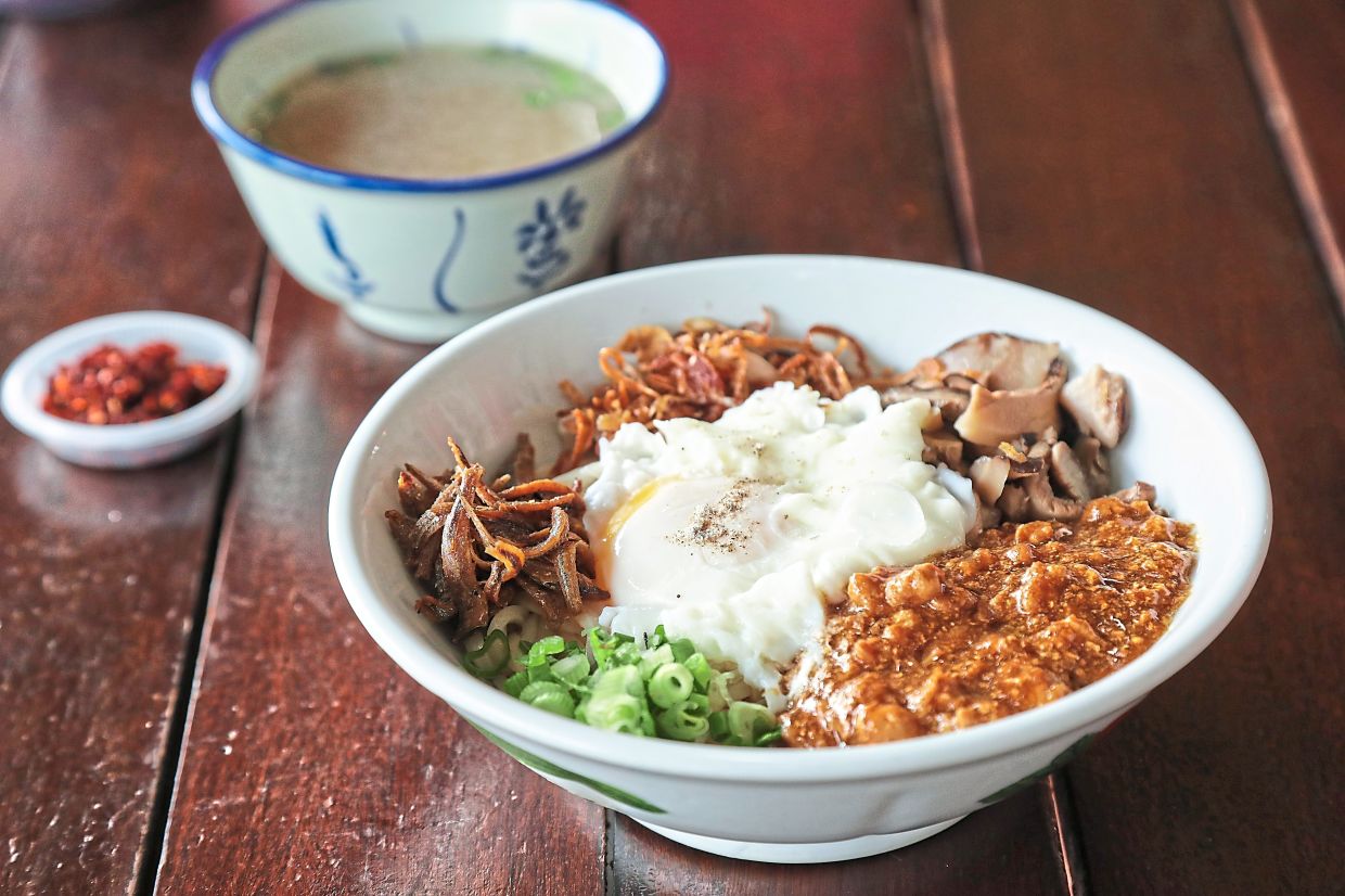 Dry ‘pan mee’ served with chicken soup and spicy chili oil.