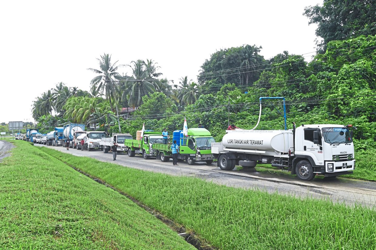Relief efforts: Lorries waiting in line to fill water tanks to be distributed to residents affected by the water supply shortage at the Sabah State Water Department. — Bernama
