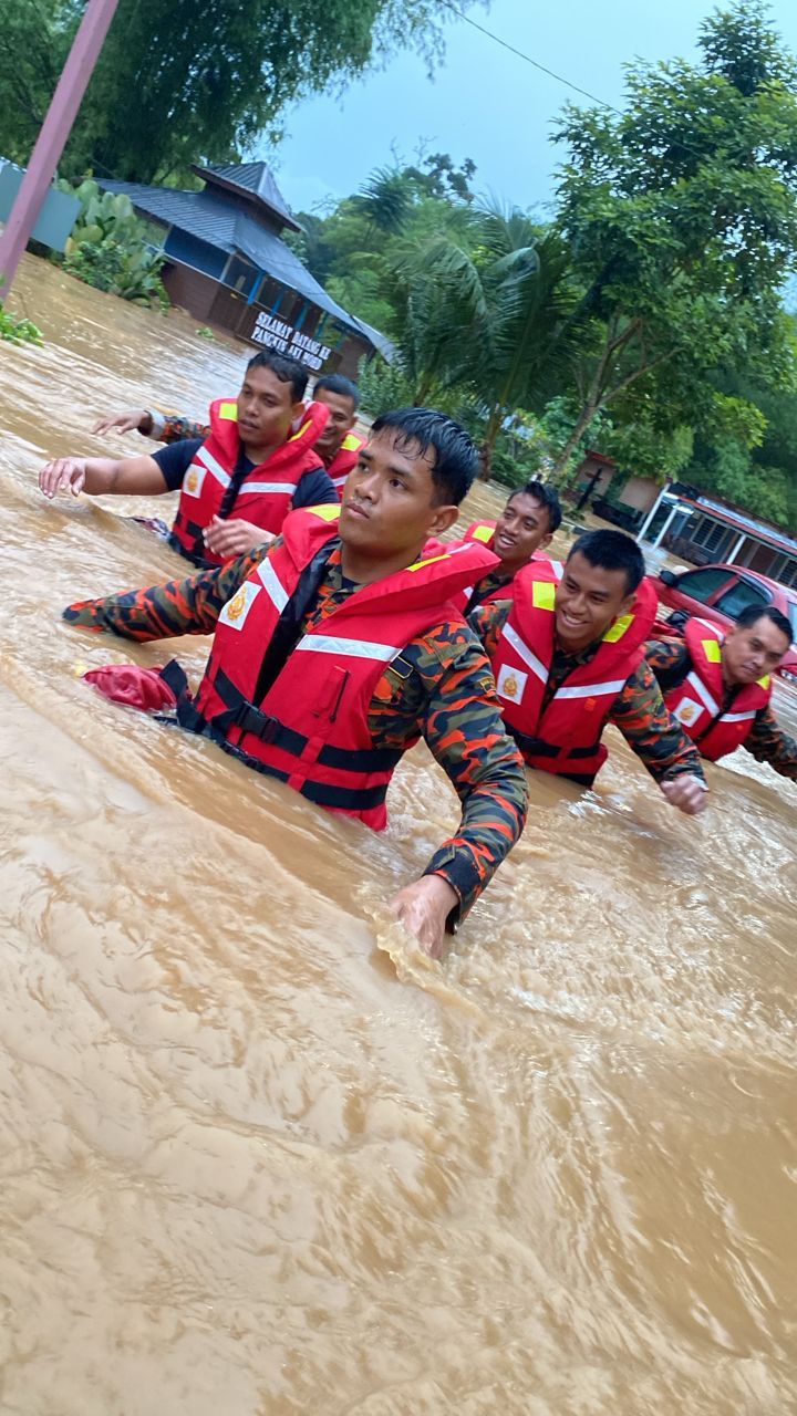 Firemen braving flood waters to rescue some 46 people trapped at a campsite in Tanjung Malim in Perak during a major kepala air (water surge) incident occurred in the area in the wee hours of Monday.