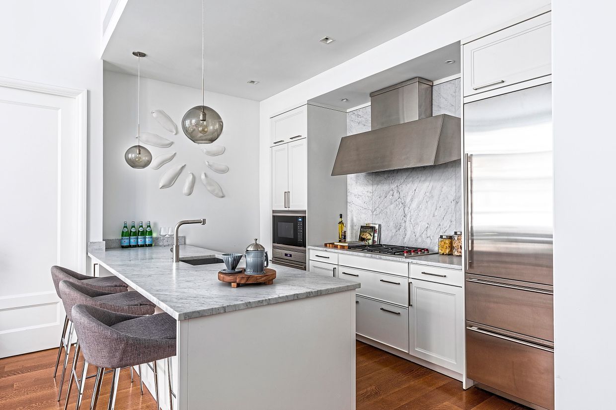 Grey quartz countertops work to give out a modern and appealing vibe.
