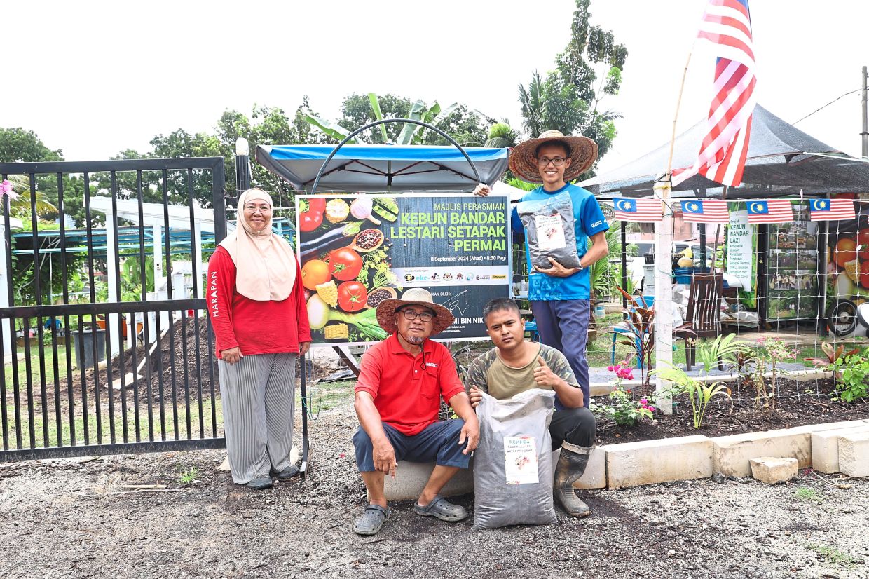 Yap (in blue) with community volunteers Norfaizah (far left) and Asri (second from left).