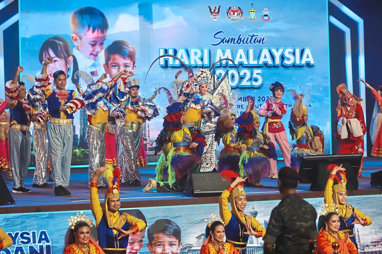 The ‘Rentak Tradisi Pulau Mutiara’ showcase blending Penang’s iconic art forms, namely Joget Joghee, Chinese opera and Boria, performed by more than 200 dancers from several cultural troupes.