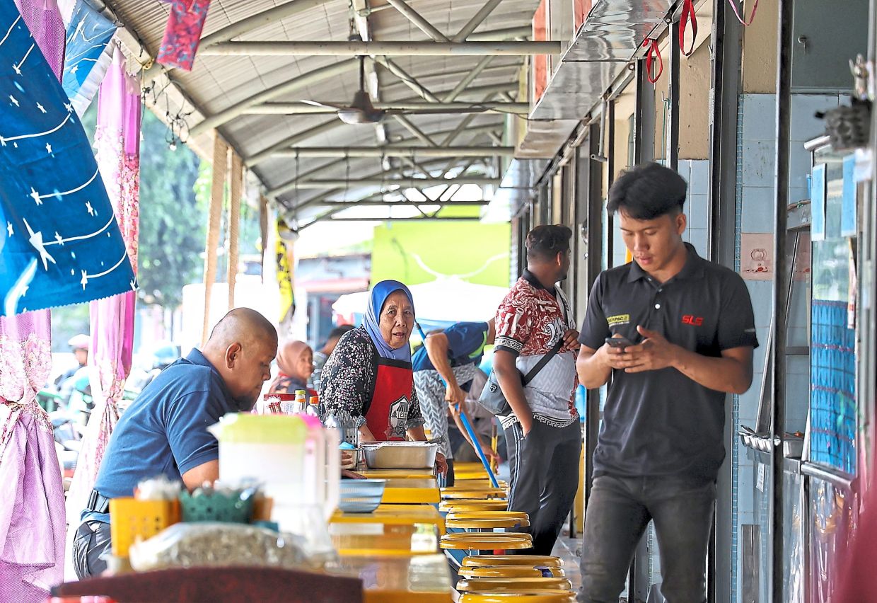 Space is tight at Medan Selera 204B for hawkers and customers. — Photos: MUHAMAD SHAHRIL ROSLI/The Star