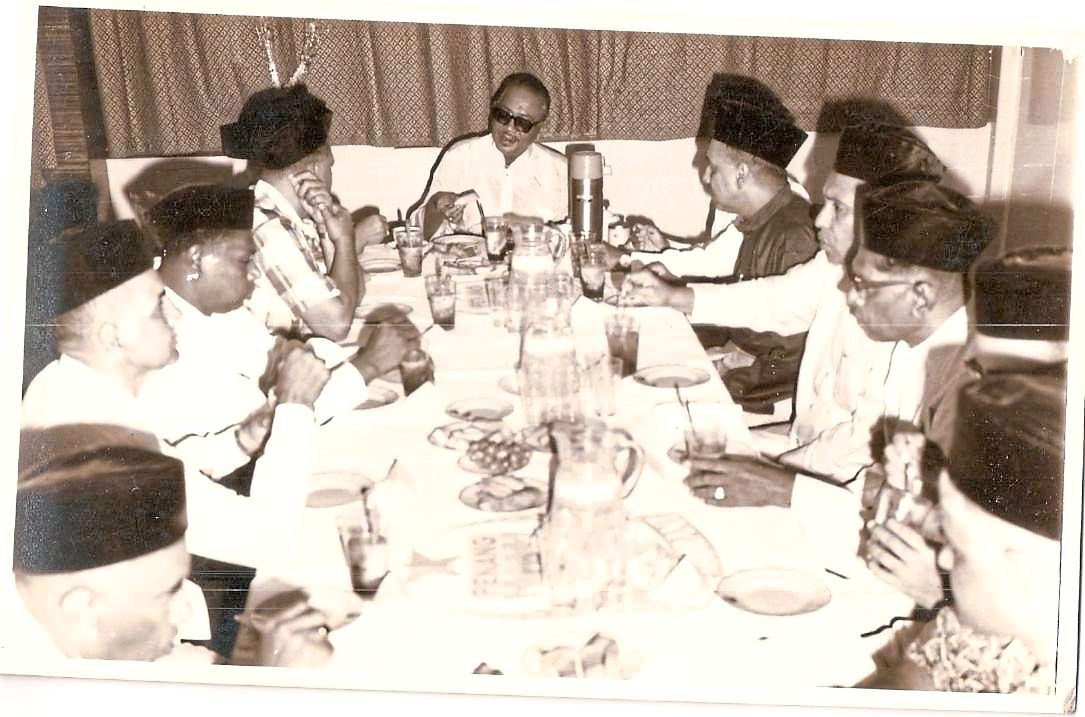 (Above) Even early on, nasi kandar eateries like Dawood drew people from all walks of life, including Malaysia’s first Prime Minister, Tunku Abdul Rahman Putra Al Haj (centre).