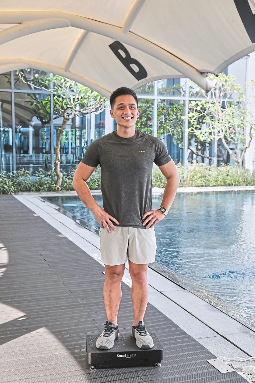 All you need to do is stand for 15 minutes on the Smart Fitness device, as demonstrated by personal trainer Samuel Hernandez Tong, to get some effects.