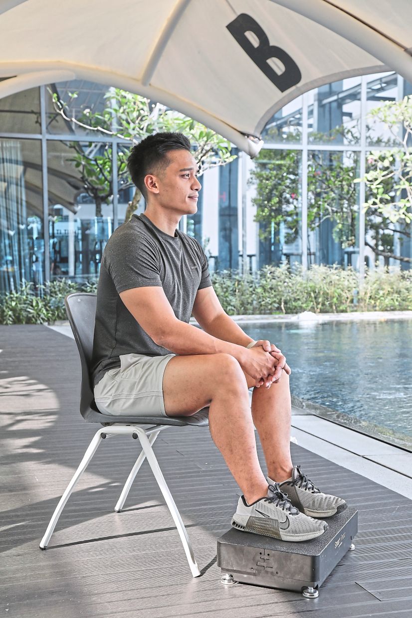 For the massage function or for the elderly to improve blood circulation, sit on a chair with your back comfortably straight and feet positioned as shown. You can do this with or without shoes.