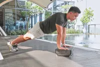 A vibrating workout that emulates skipping rope