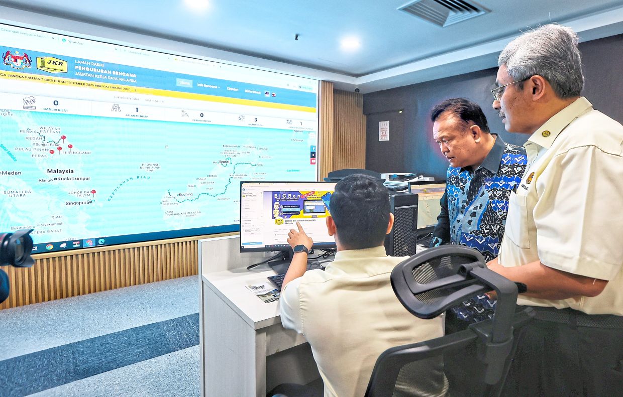 Monitoring hub: Nanta and Works deputy director-general (infra sector) Ir Mohd Shahrom Ahmad Saman (right) being briefed by a BiGBen staff member in Kuala Lumpur. — MUHAMAD SHAHRIL ROSLI/The Star