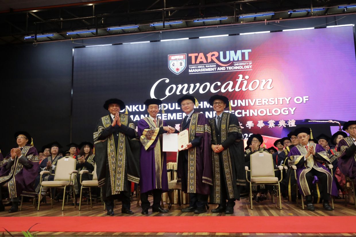 Tan Sri Ong Ka Ting (second from left) receiving the Honorary Doctorate of Philosophy in Economics from TARC Education Foundation Board of Trustees chairman Datuk Seri Dr Wee Ka Siong (second from right). —SAMUEL ONG/The Star