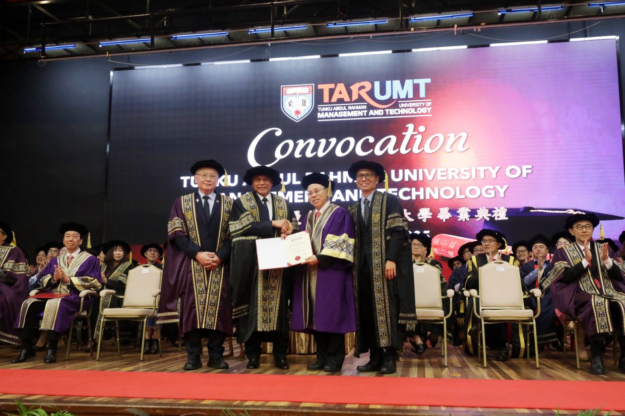 Tan Sri Tay Ah Lek (second from right) receiving the Honorary Doctorate in Philosophy in Business from TAR UMT Board of Governors and Alumni Council chairman Tan Sri Chan Kong Choy (second from left). —SAMUEL ONG/The Star