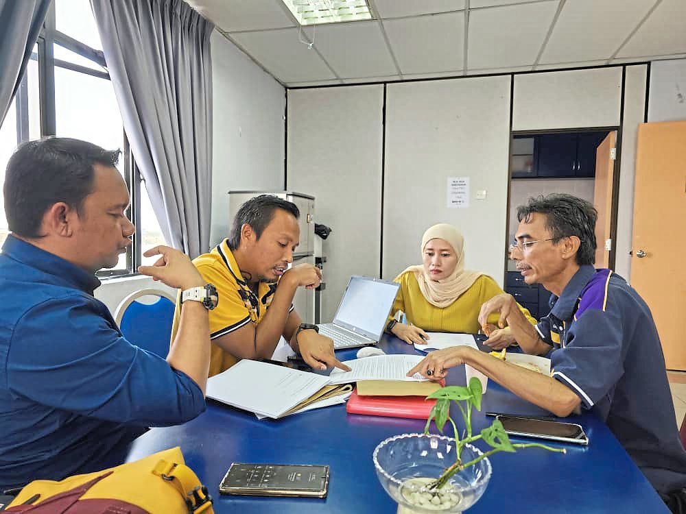 Julia Rita in a study group with her husband, Mohd Izwan (second from left). Photo: JULIA RITA NORDIN