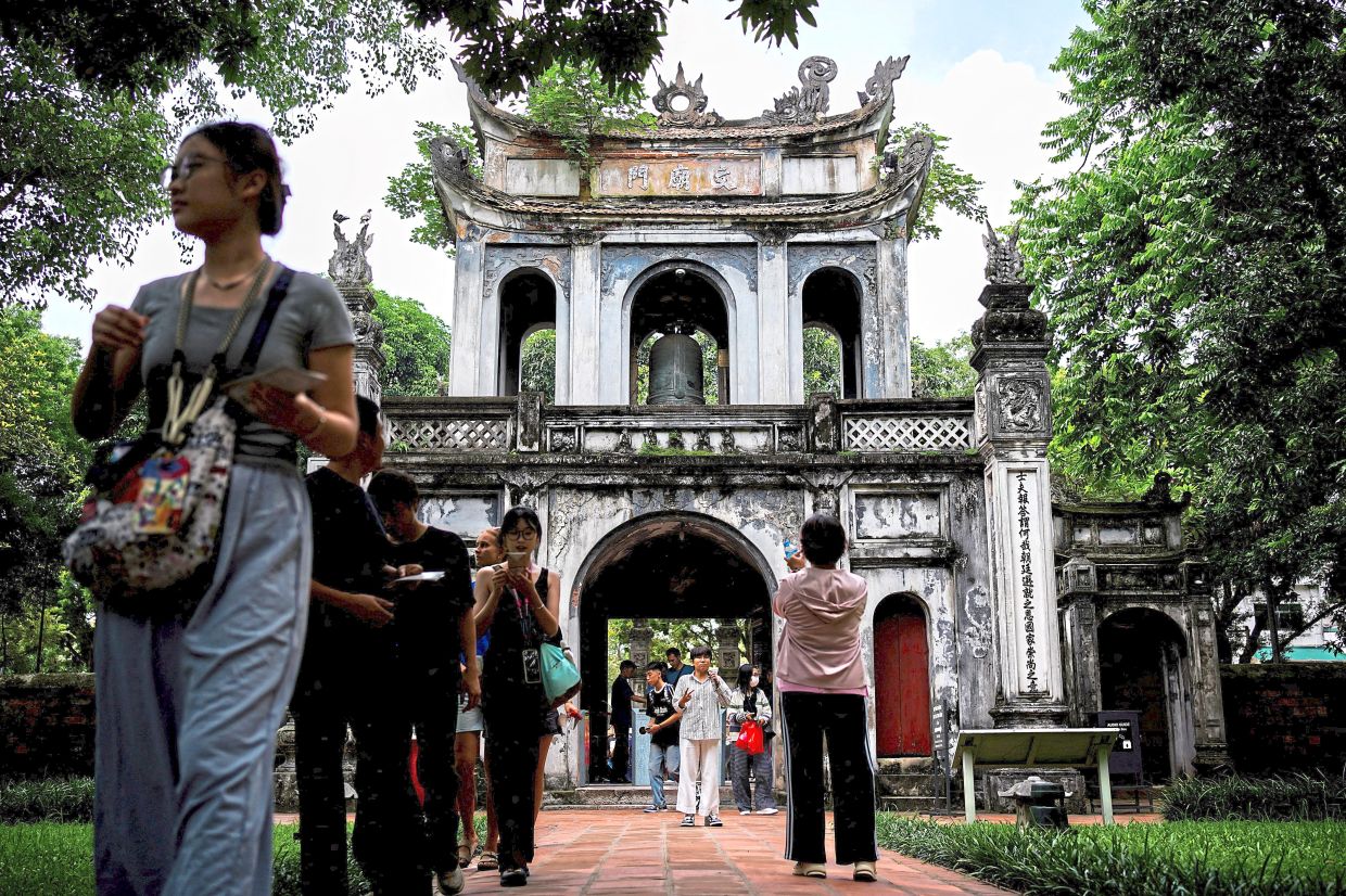 欣赏视线：游客参观范米伊（Van Mieu）或河内文学庙。 - 路透社