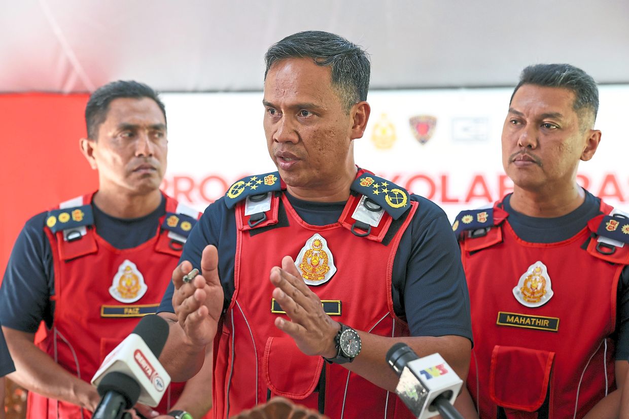 Rescue tips: Nor Hisham (centre) speaking at the press conference for Gabungan Kelab Media Malaysia collaboration programme in Hutan Lipur Sekayu, Hulu Terengganu. — Bernama